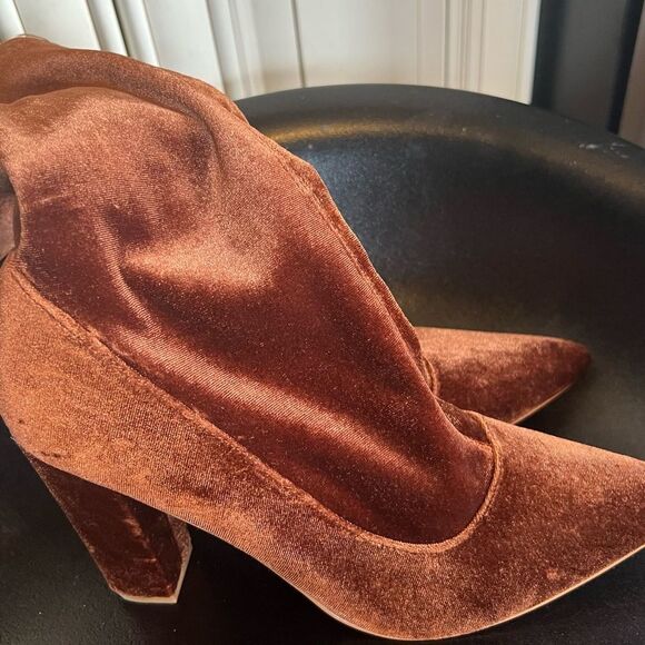 Brown/tan velvet boots
Forever 21 Sz 8 - Picture 2 of 16